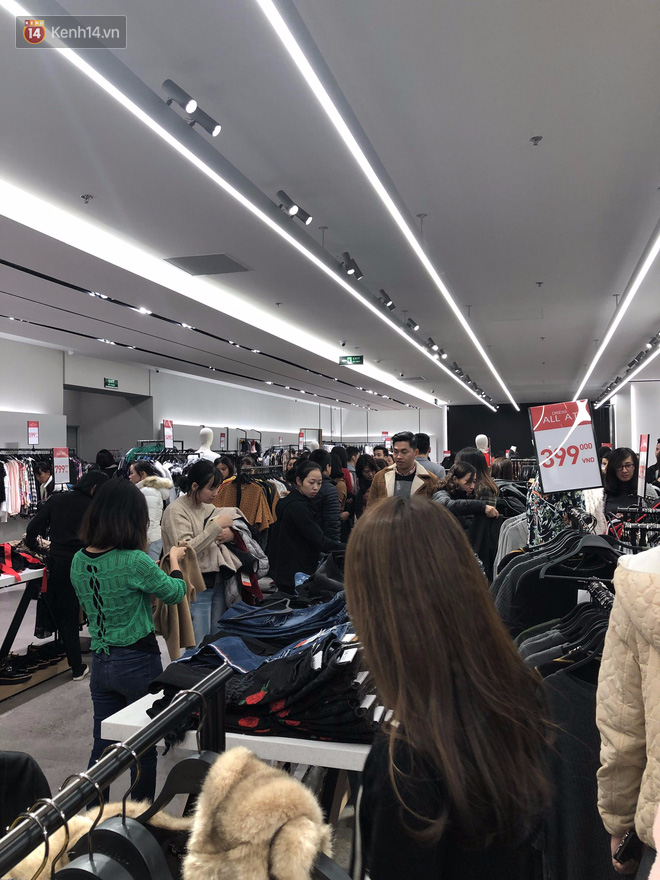 Zara Sài Gòn và Hà Nội đông nghịt, dân tình xếp hàng dài ngay ngày đầu tiên giảm giá